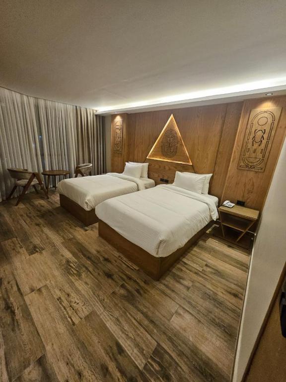 Postel nebo postele na pokoji v ubytování Neom Pyramids Valley Boutique hotel