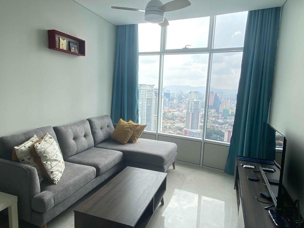 Μια τηλεόραση ή/και κέντρο ψυχαγωγίας στο Sky Suites Luxury unit with KLCC view