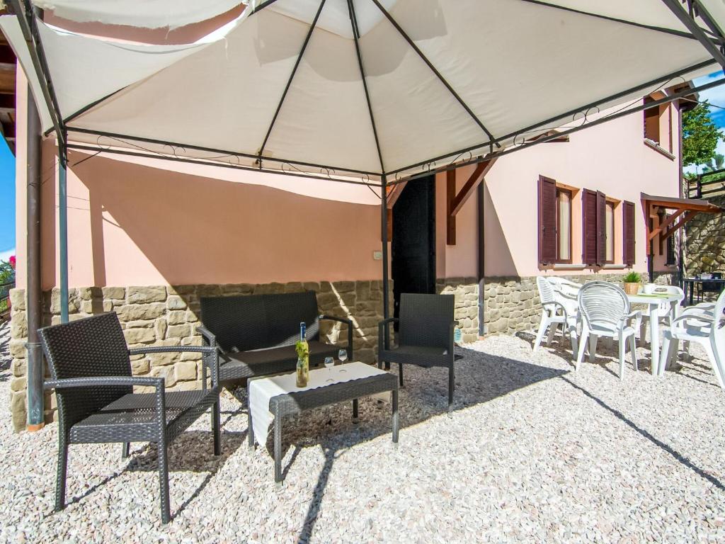 Patio nebo venkovní prostory v ubytování Inviting Farmhouse in Appenines with covered swimming pool