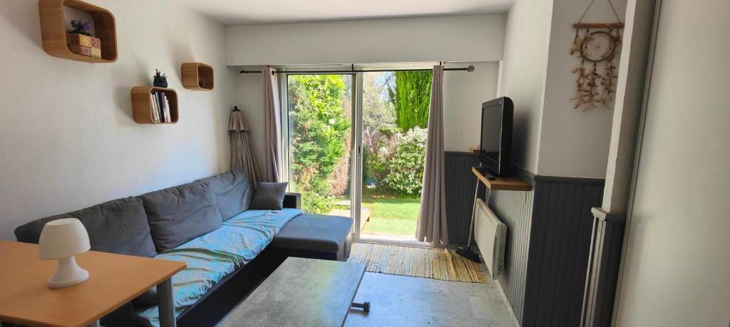 Bright apartment near beach