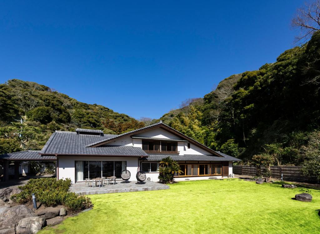 una casa con un gran patio frente a una montaña en 鎌倉雅壇, en Kamakura