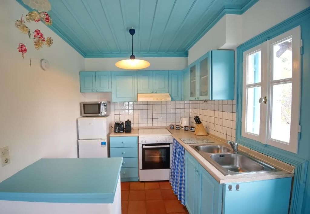 Kuchyň nebo kuchyňský kout v ubytování Limani Cottage