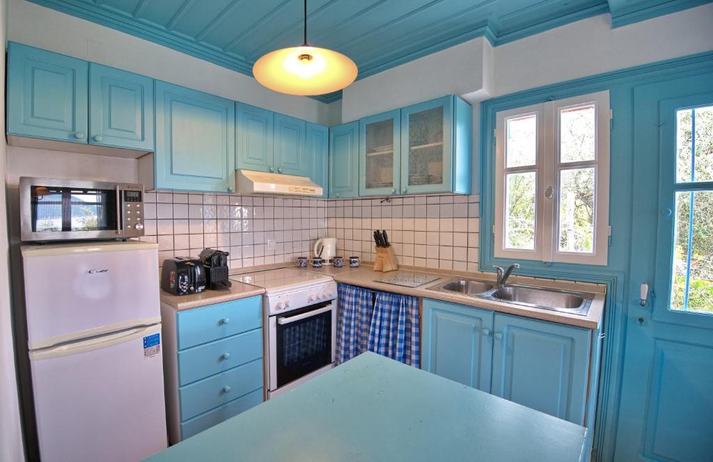 Kuchyň nebo kuchyňský kout v ubytování Limani Cottage