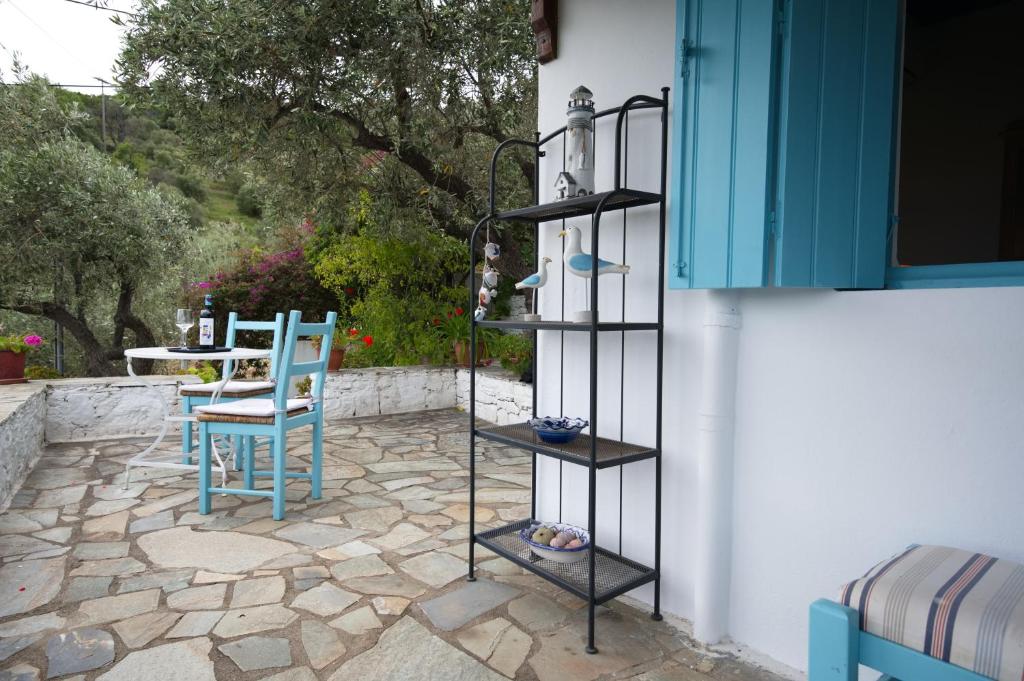 Balkón nebo terasa v ubytování Limani Cottage