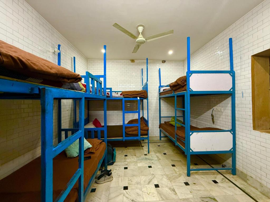Palanda nebo palandy na pokoji v ubytování Wonbin Safari Jaisalmer