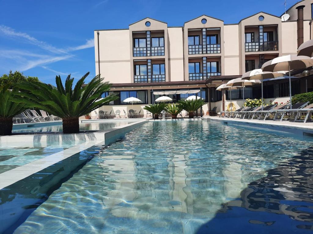 una piscina di fronte a un edificio di River Park Hotel ad Ameglia