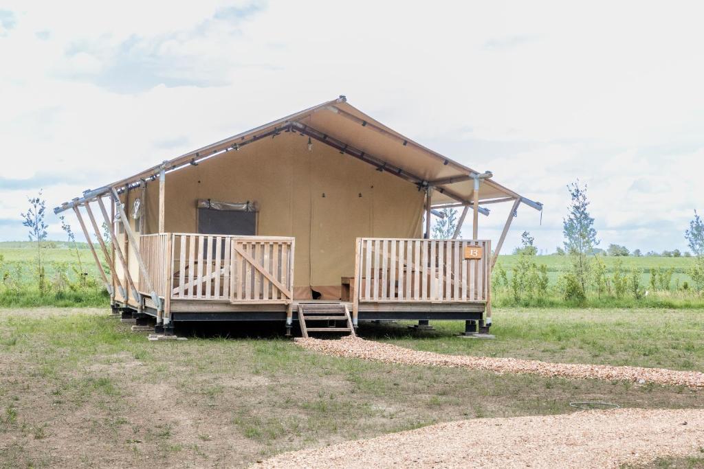 WolphaartsdijkGlamping De Zuidvliet Nr 18的田野里有一间带两个平台的大棚屋
