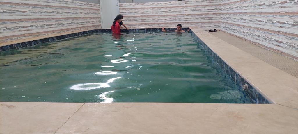 Bazén v ubytování Zen Vacation Farmhouse Memon Goth Karachi nebo v jeho okolí