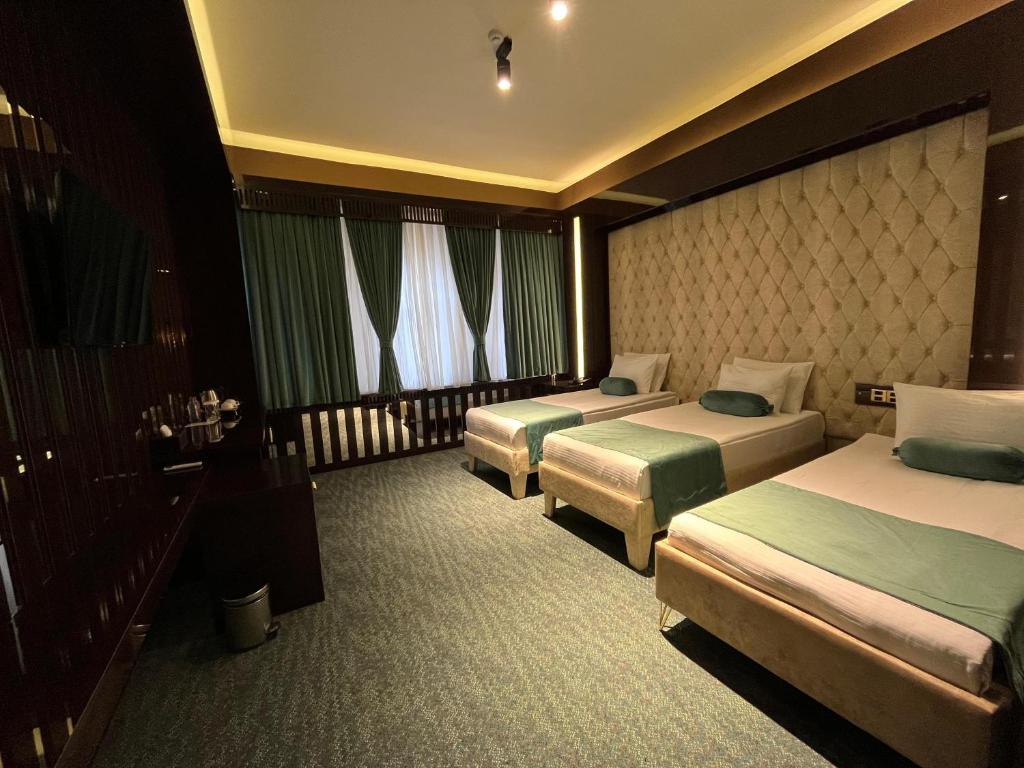Postel nebo postele na pokoji v ubytování Dashli Gala Hotel Ganja