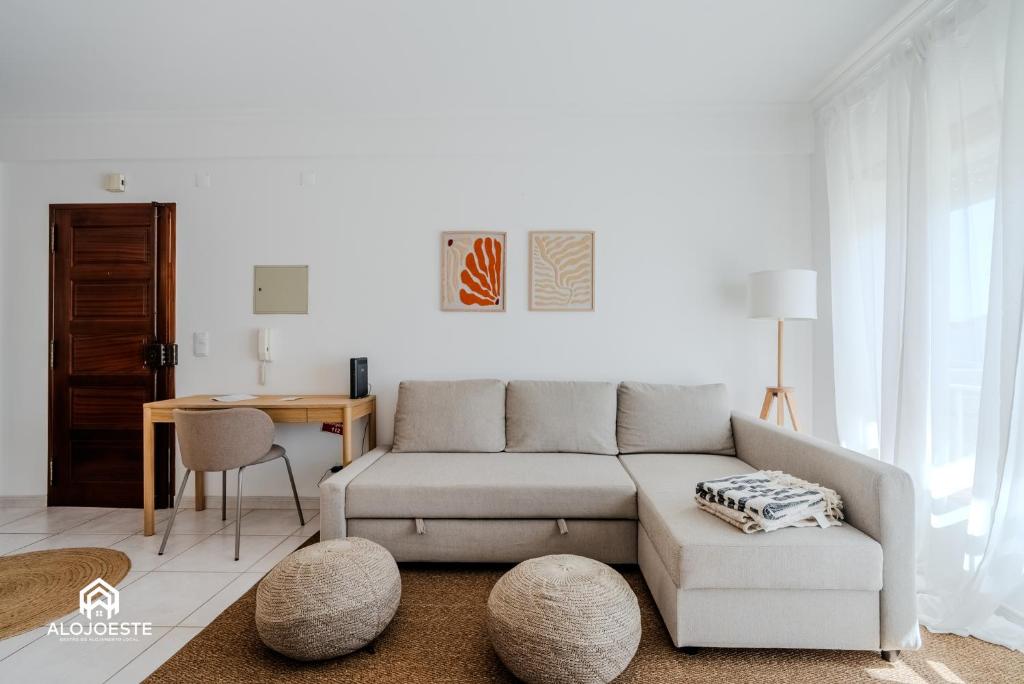 サンタ・クルーズにあるBeach Bliss Apartmentのソファとテーブルのあるリビングルーム