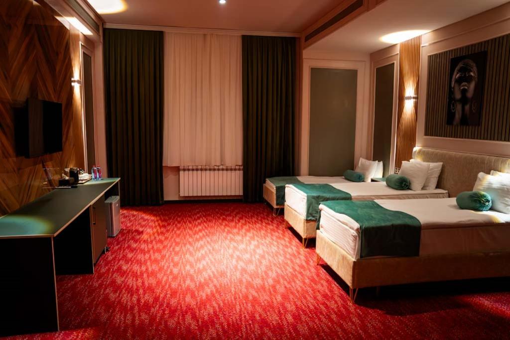 Postel nebo postele na pokoji v ubytování Dashli Gala Hotel Ganja