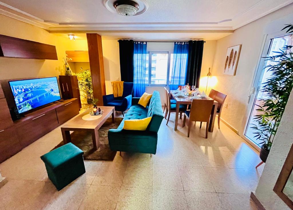 Una televisión o centro de entretenimiento en Apartament Playa La Mata