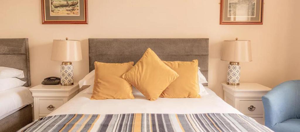 Postel nebo postele na pokoji v ubytování Butler Arms Hotel