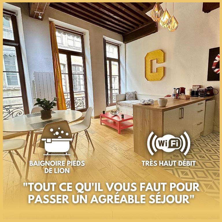 un salon avec une table et une cuisine dans l'établissement Studio Le Cocon de Jacquard with Breakfast, à Lyon