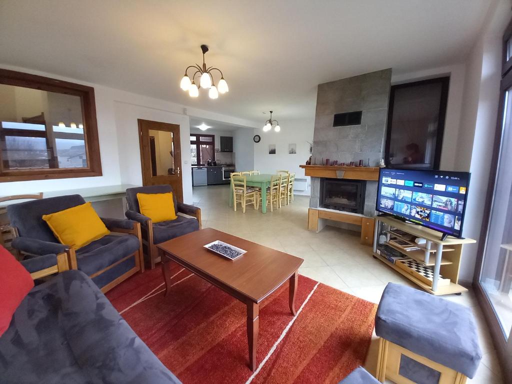 Η κουζίνα ή μικρή κουζίνα στο Villa Detelina near the Bansko Ski Resort
