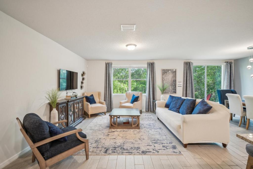 Χώρος καθιστικού στο Relaxing Pet-Friendly Spring Hill Escape home