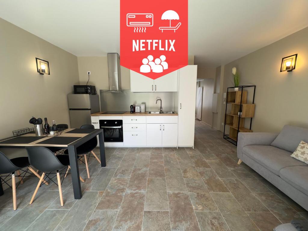 une cuisine et un salon avec une table et un canapé dans l'établissement COSY CASTILLE - Proche de la CROISETTE, à Cannes