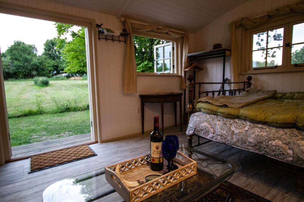 Nápoje v ubytování Large New Forest Shepherds Hut