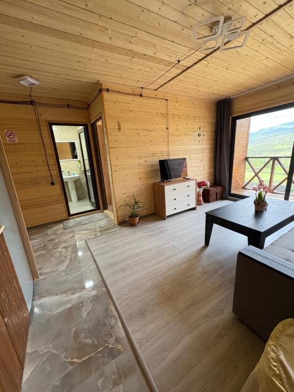 Postel nebo postele na pokoji v ubytování Old Byurakan Cottage