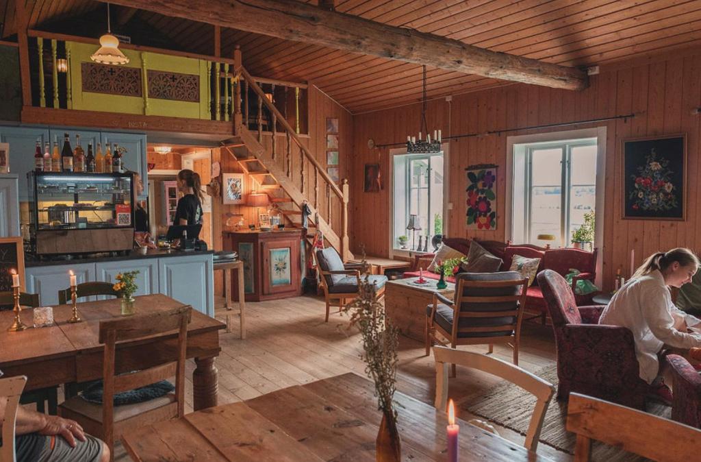 ÅsnesPAN Treetop Cabins的客厅里有人坐在椅子和桌子上