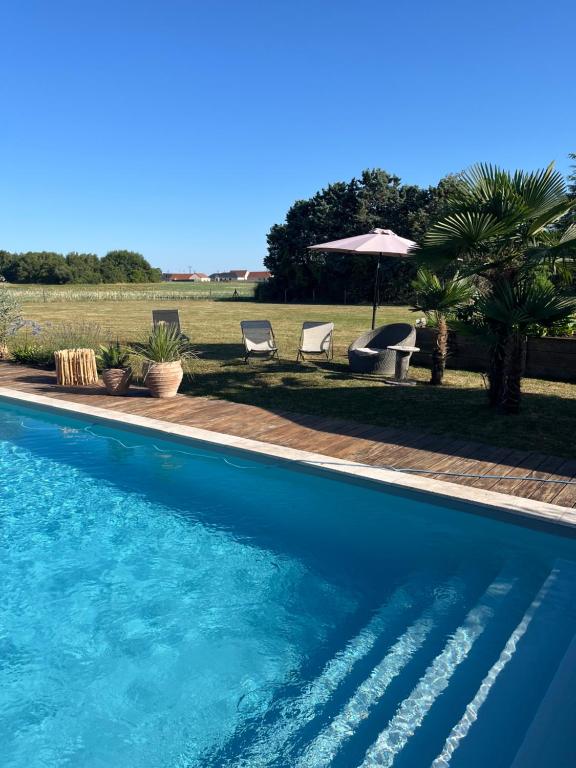 Bazén v ubytování Petite dépendance vue piscine nebo v jeho okolí