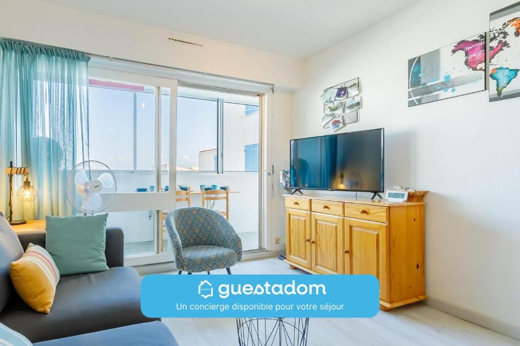 un salon avec un canapé et une télévision dans l'établissement Le Galées - 150m de la plage - Parking, à Saint-Hilaire-de-Riez