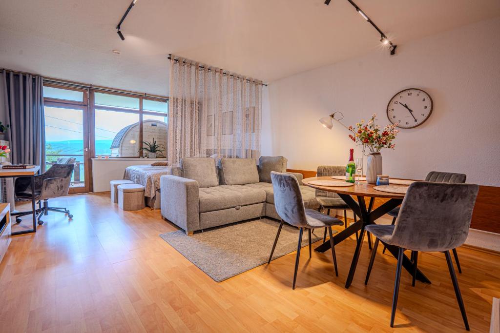 un salon avec une table et un canapé dans l'établissement Sauna und Wandern im Bayernwald, à Regen