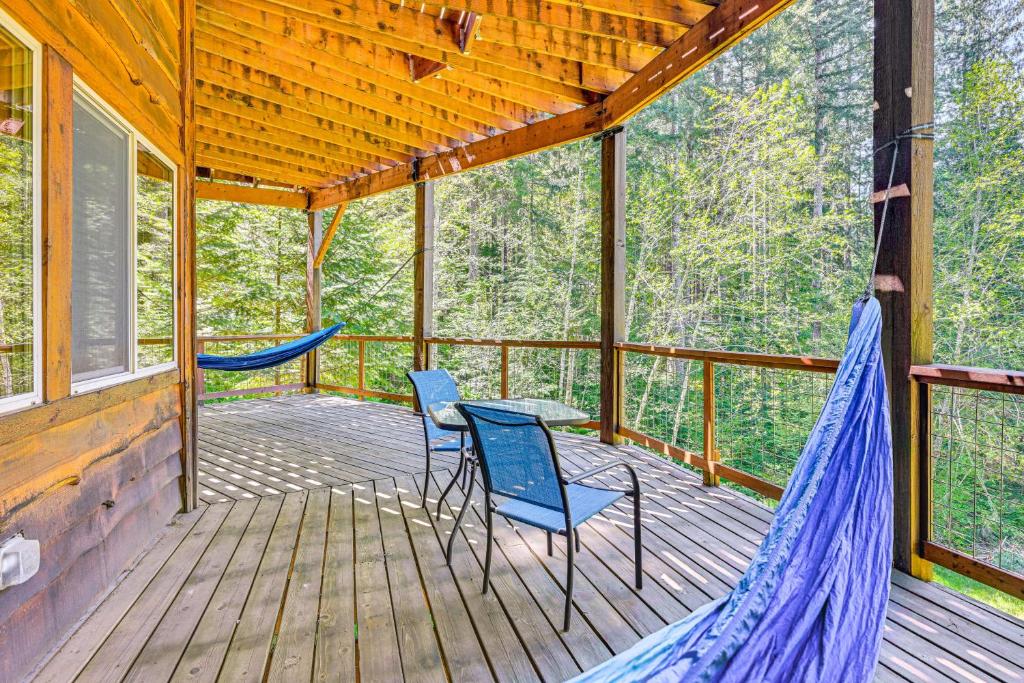 Balkón nebo terasa v ubytování Grizzly Tower Packwood Cabin with Hot Tub!