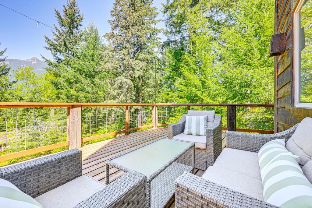 Balkón nebo terasa v ubytování Grizzly Tower Packwood Cabin with Hot Tub!