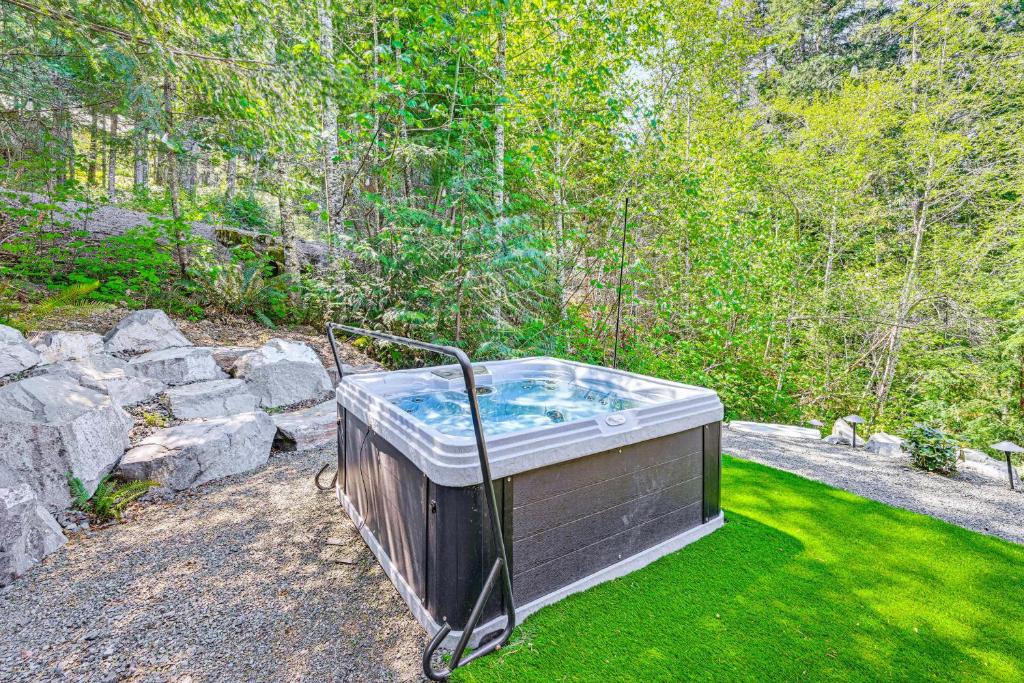 Zahrada ubytování Grizzly Tower Packwood Cabin with Hot Tub!