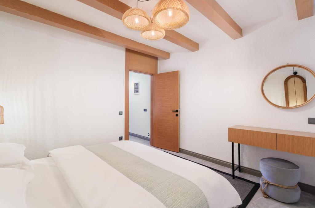 Postel nebo postele na pokoji v ubytování Lupia Suites