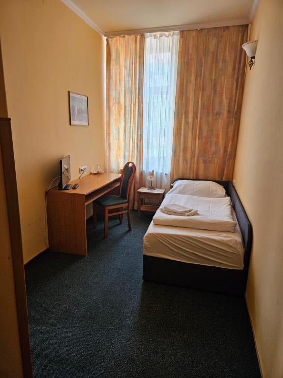Postel nebo postele na pokoji v ubytování Hotel Barbarossa