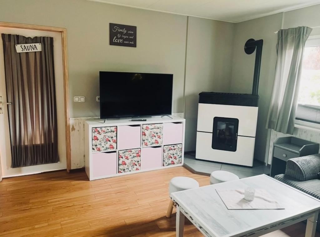Μια τηλεόραση ή/και κέντρο ψυχαγωγίας στο Ferienhaus "Zauberwald" mit Pelletofen & Sauna