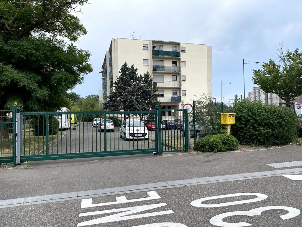 une porte dans un parking à côté d'un bâtiment dans l'établissement Superb studio with free parking on site, à Mulhouse