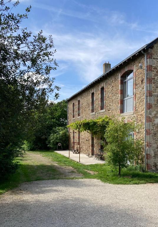 Photo de la galerie de l'établissement Déconnectez, Respirez au Domaine de la Beurrerie, 25 mn du Puy - Piscine Naturelle Privative - Full Confort et Calme absolu, 2 Chambres doubles, à Saint-André-sur-Sèvre