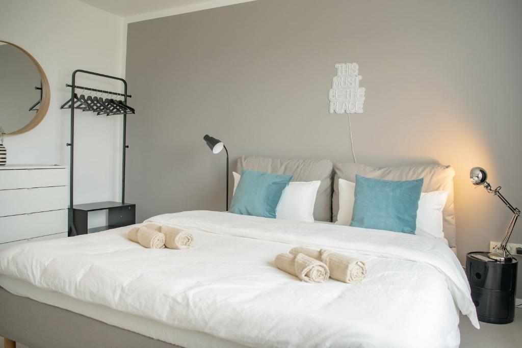 a large white bed with four towels on it at Apartments Strauss near BS-Hauptbahnhof in Braunschweig