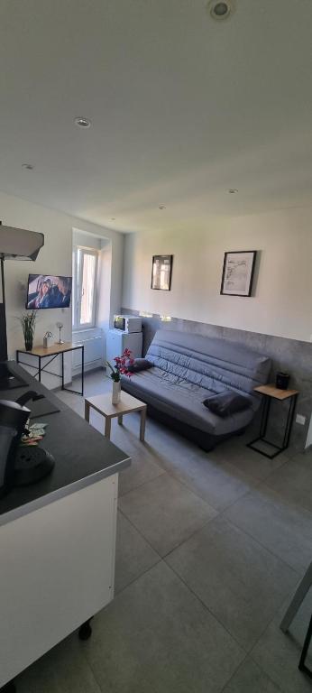 una camera da letto con un letto grande in una stanza di Magnifique studio meublé a Valdoie