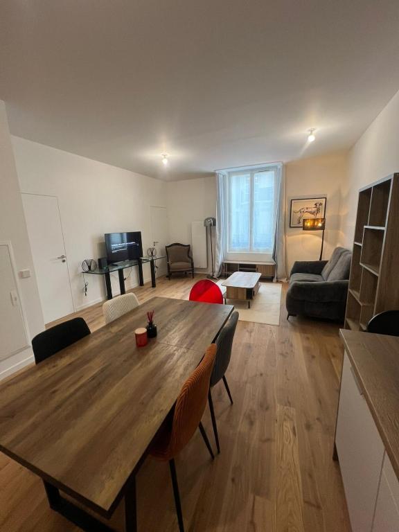 un salon avec une table en bois et un canapé dans l'établissement Luxury Flat étoile Champs Élysée 16th arrondissement, à Paris
