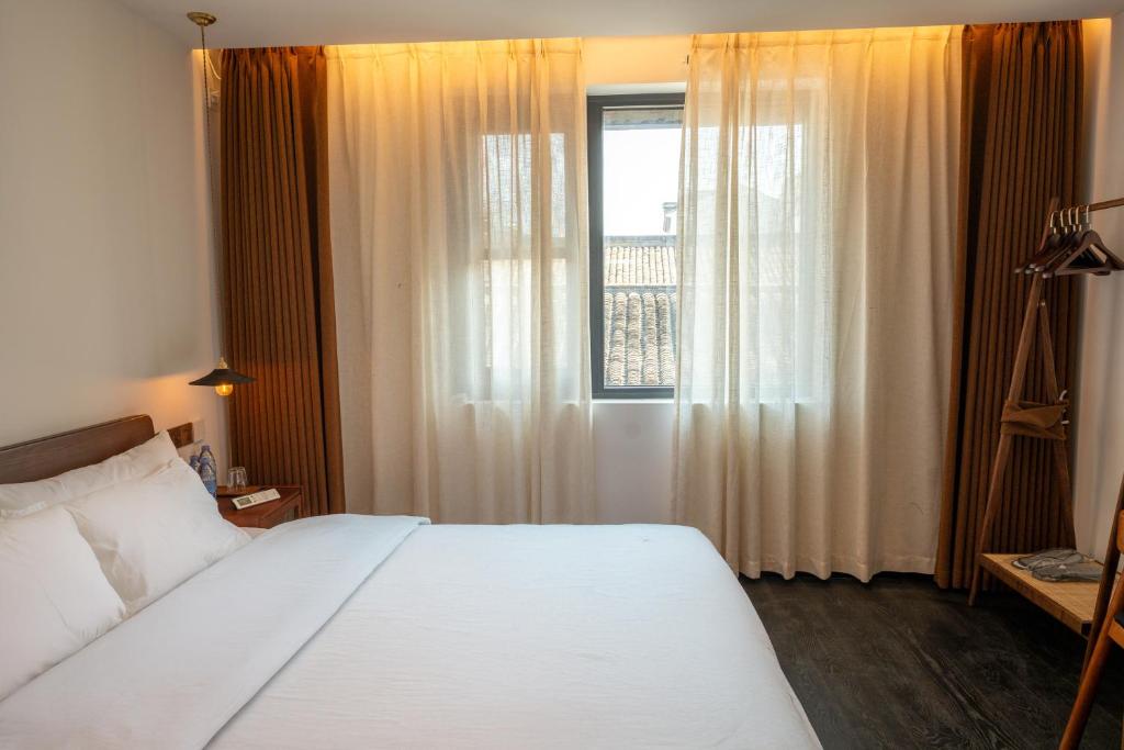 Postel nebo postele na pokoji v ubytování Xingle Hotel-Suzhou Guanqian Street Pingjiang Road