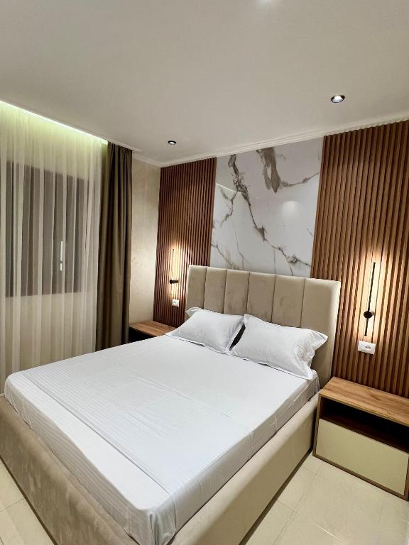 Postel nebo postele na pokoji v ubytování Kamberi Hotel & Apartments