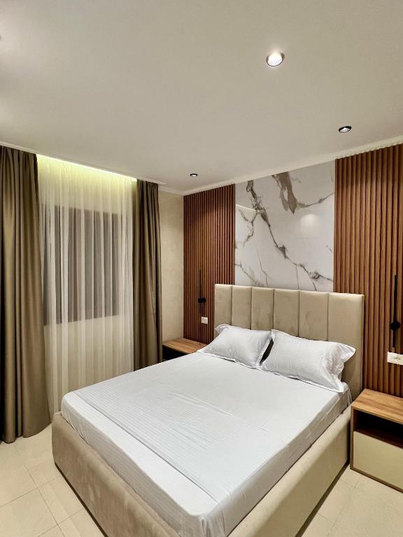 Postel nebo postele na pokoji v ubytování Kamberi Hotel & Apartments