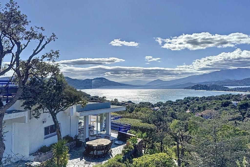 une maison avec vue sur une étendue d'eau dans l'établissement Casa Blue Cala Rossa with Pool, à Lecci