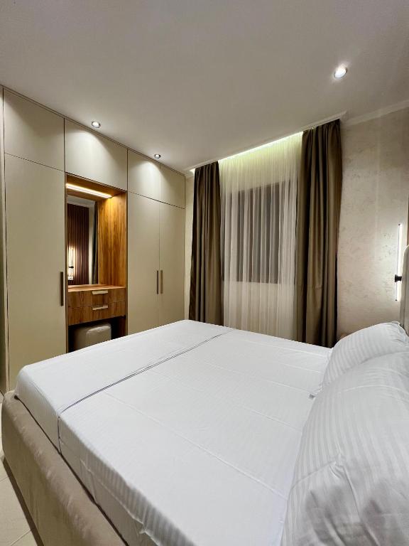 Postel nebo postele na pokoji v ubytování Kamberi Hotel & Apartments