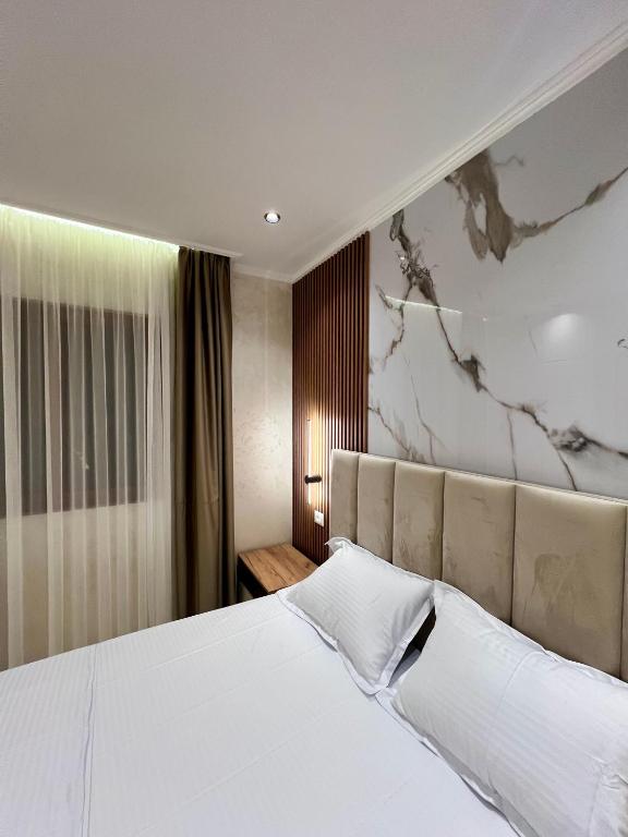 Postel nebo postele na pokoji v ubytování Kamberi Hotel & Apartments