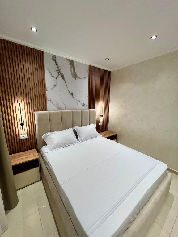 Postel nebo postele na pokoji v ubytování Kamberi Hotel & Apartments