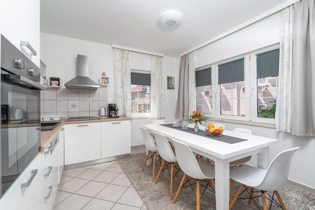 Apartments Orange Tree - 11