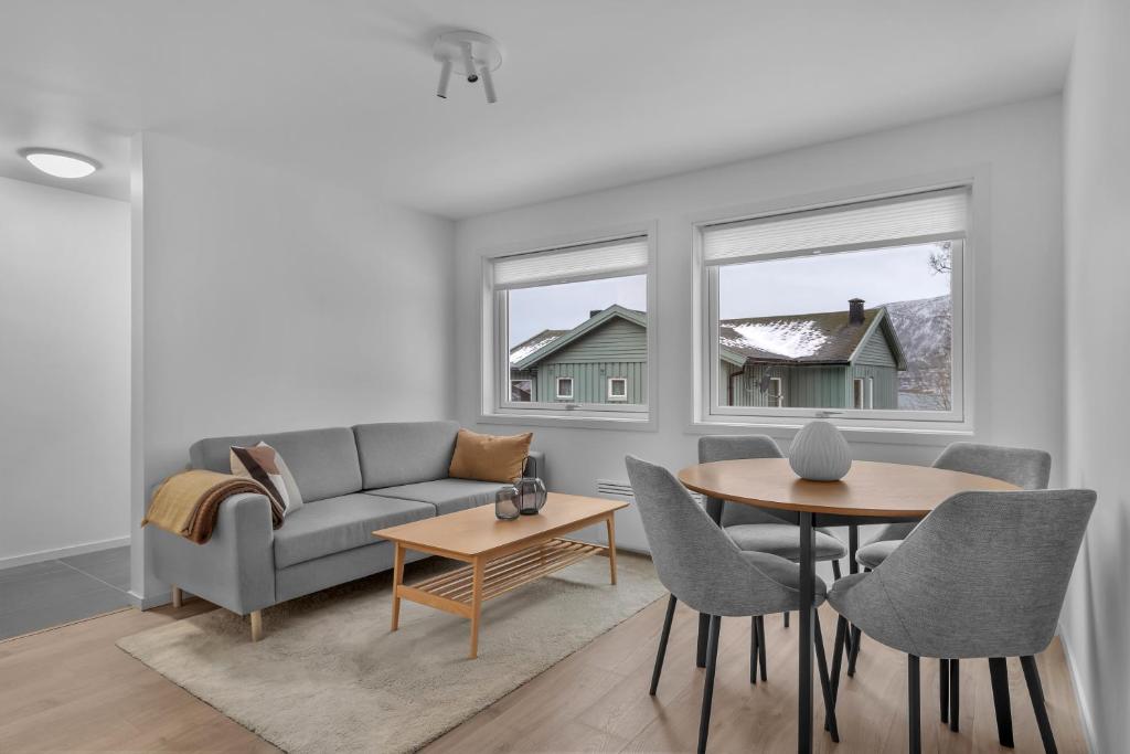 un salon avec un canapé et une table dans l'établissement 2-bedroom modern apartment in Tromsø, à Tromsø