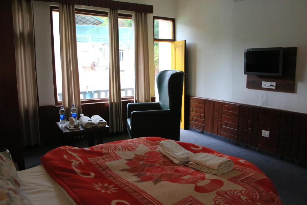 Postel nebo postele na pokoji v ubytování The Village Manali- Café, Bar & Bistro