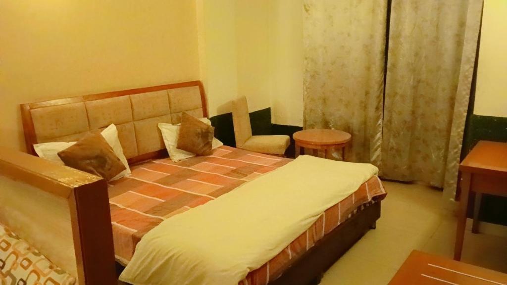 Giường trong phòng chung tại Shri Radharani Homestay