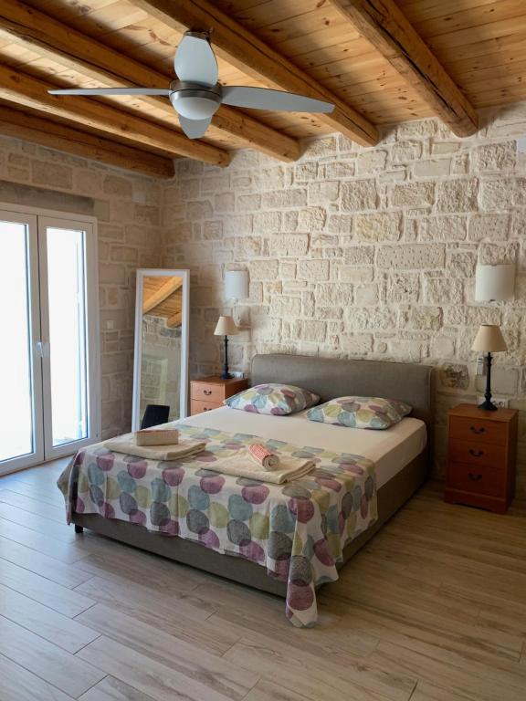 a bedroom with a bed and a ceiling fan at Villa Anatoli in Epáno Kefalás